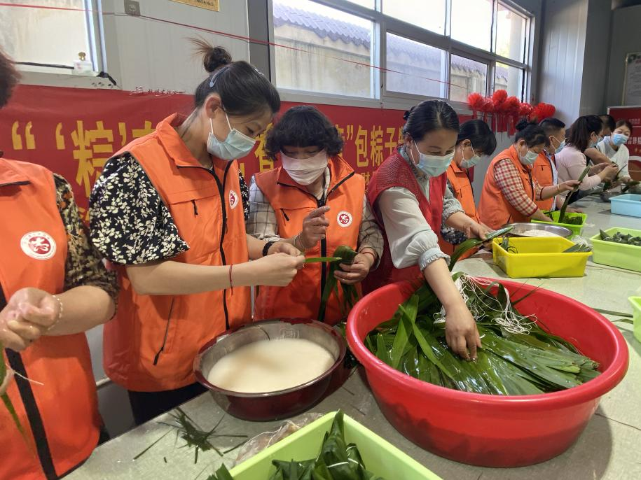 青口供電所黨支部聯(lián)合生產(chǎn)生活服務(wù)中心分會(huì)、黃沙坨社區(qū)，共同舉辦“悠悠艾草香 濃濃端午情”系列活動(dòng)。.png